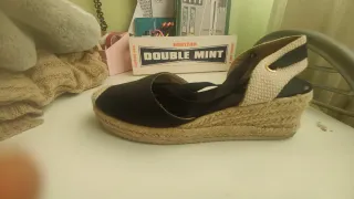 Alpargatas con cuña negras de PAYMA con tiras.