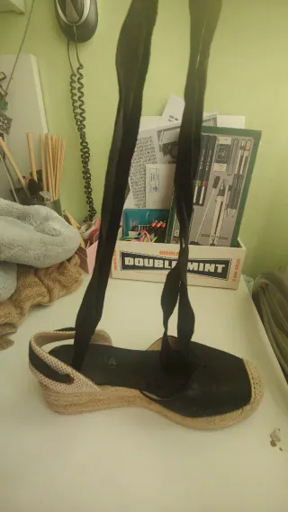 Alpargatas con cuña negras de PAYMA con tiras.