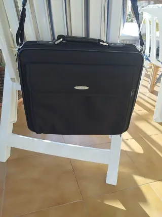 Maletín portátil negro compacto.