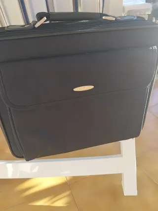 Maletín portátil negro compacto.