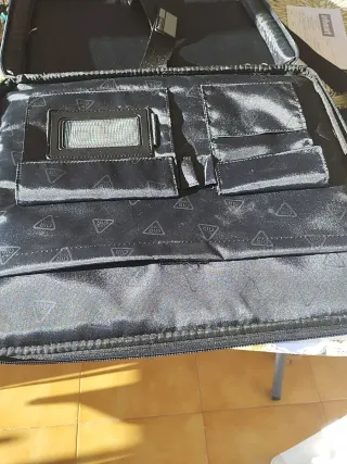 Maletín portátil negro compacto.