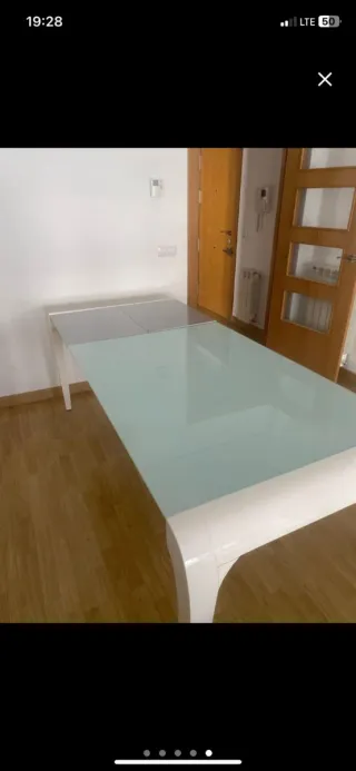 Mesa de comedor lacada en blanco