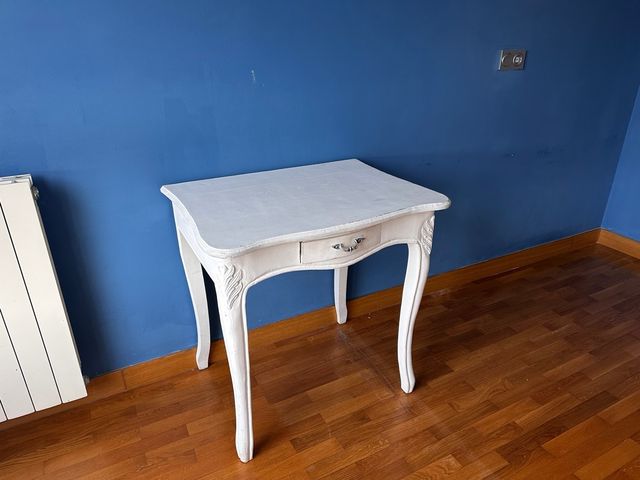 Mesa auxiliar blanca estilo clásico.