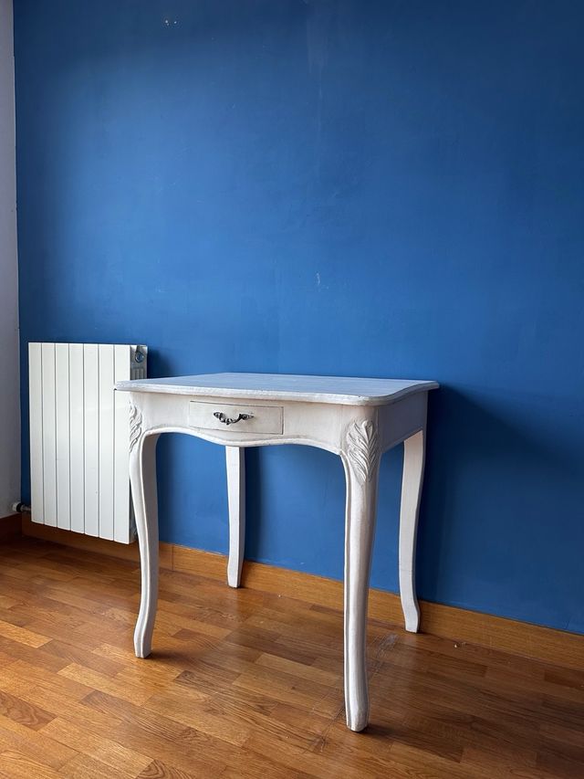 Mesa auxiliar blanca estilo clásico.