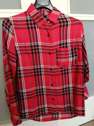 Camisa de cuadros roja y negra