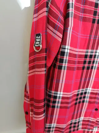 Camisa de cuadros roja y negra