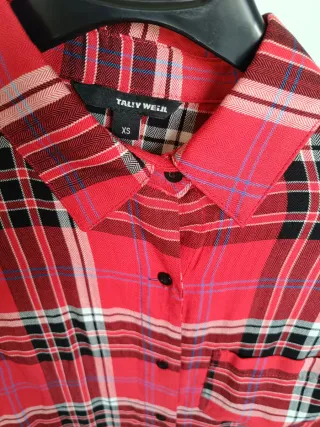 Camisa de cuadros roja y negra