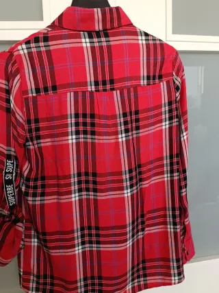 Camisa de cuadros roja y negra