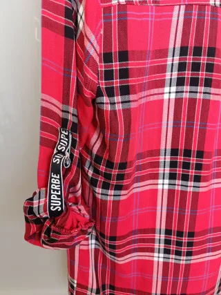 Camisa de cuadros roja y negra