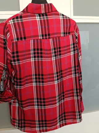 Camisa de cuadros roja y negra
