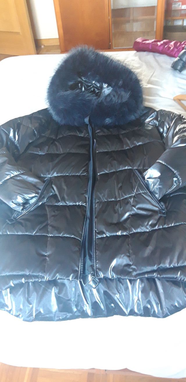 Parka azul con capucha y pelo