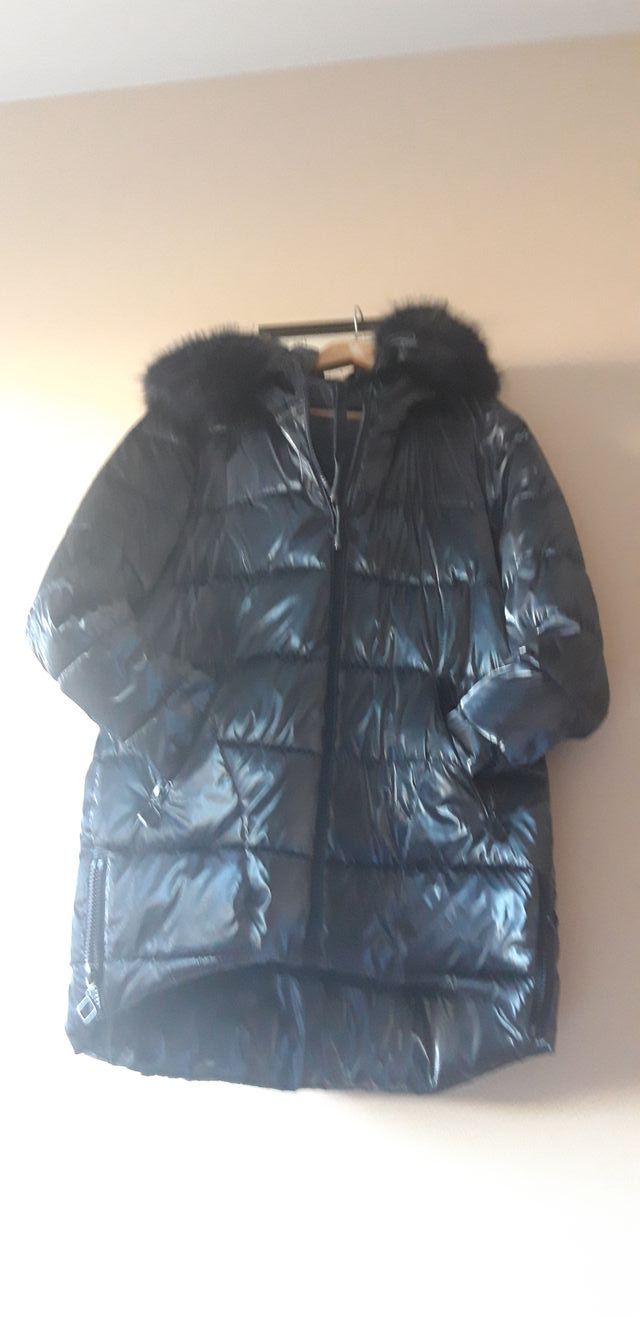 Parka azul con capucha y pelo