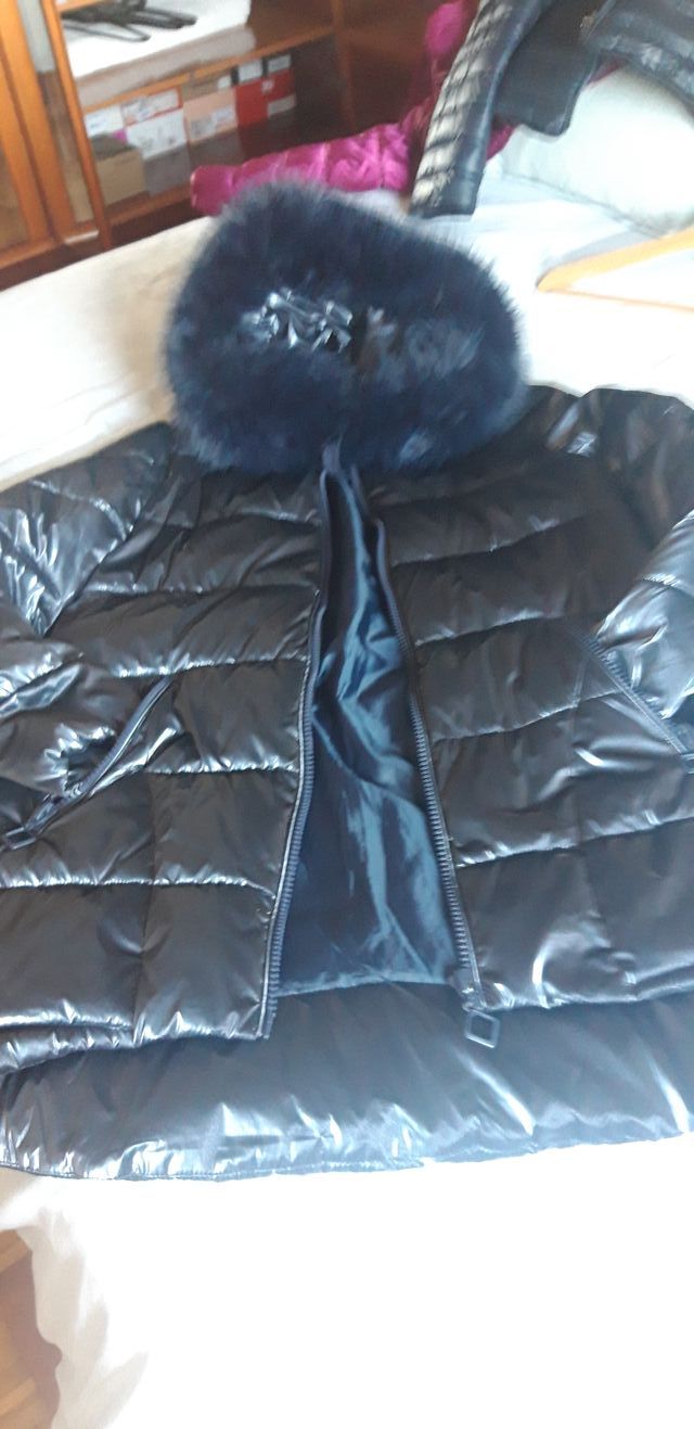 Parka azul con capucha y pelo