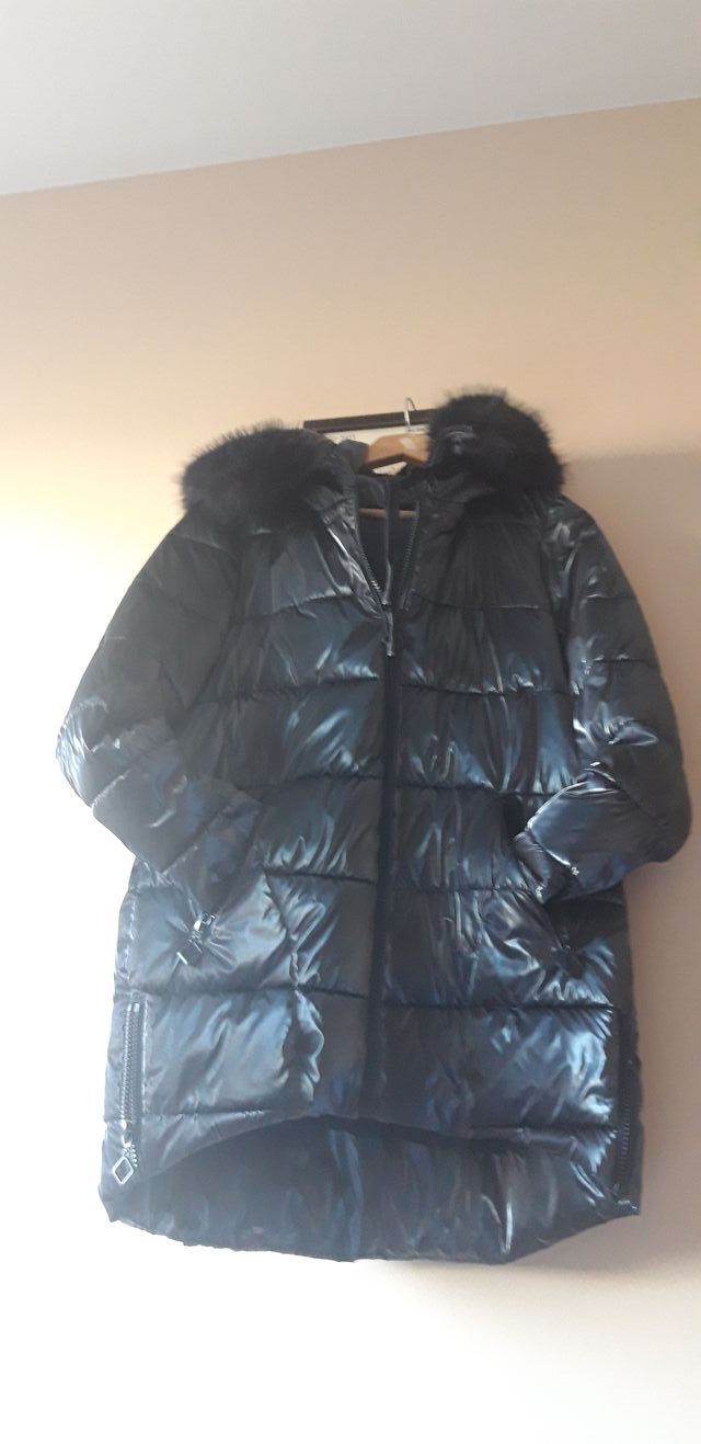 Parka azul con capucha y pelo