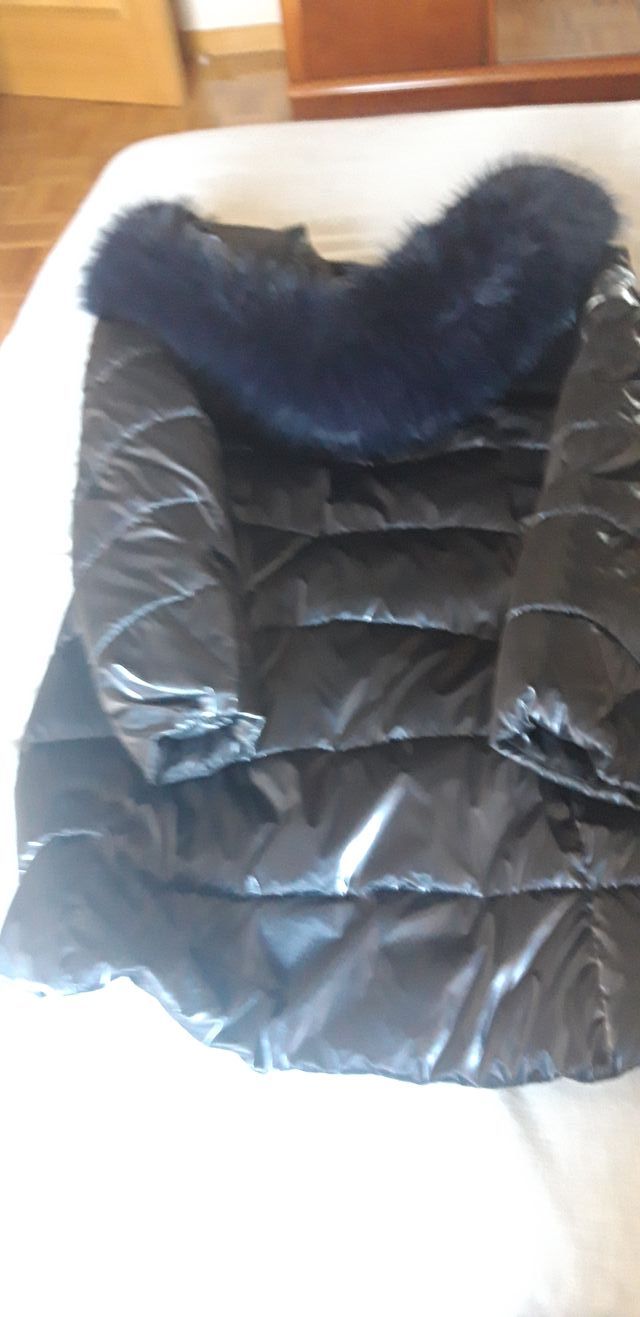 Parka azul con capucha y pelo