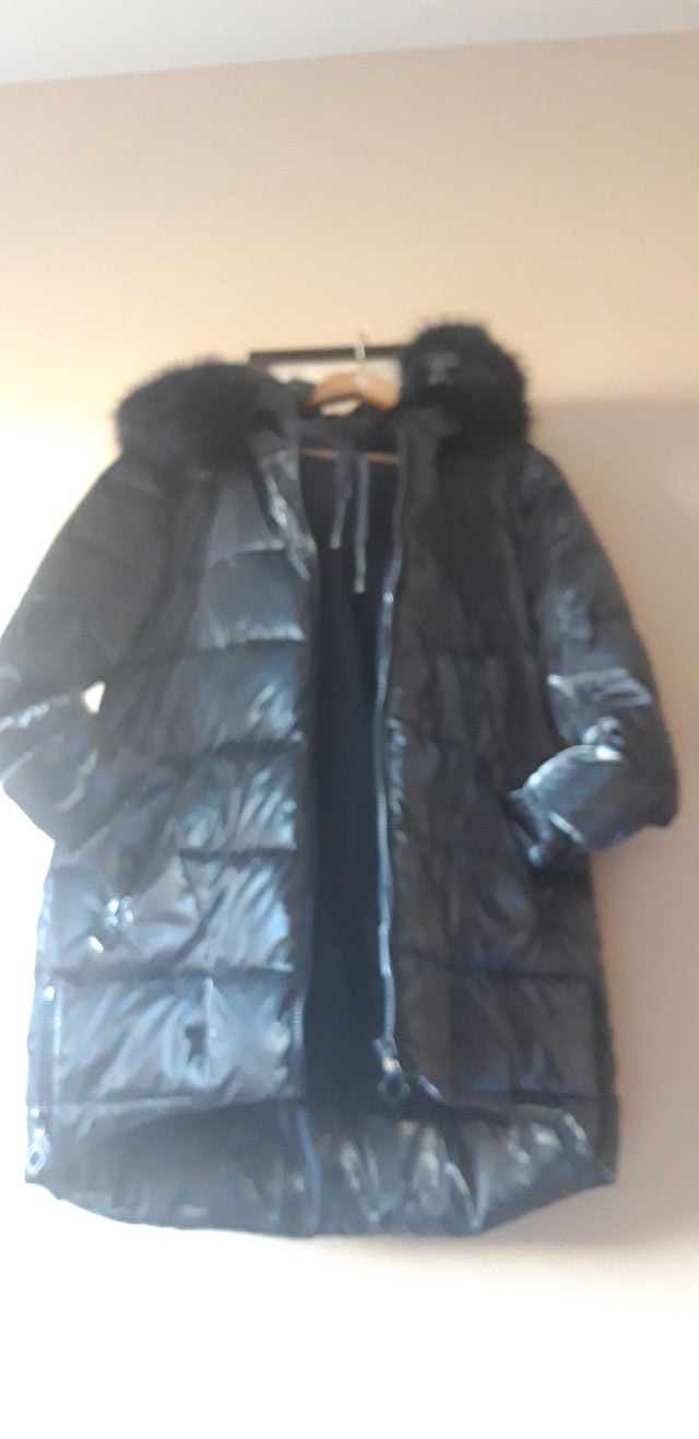 Parka azul con capucha y pelo