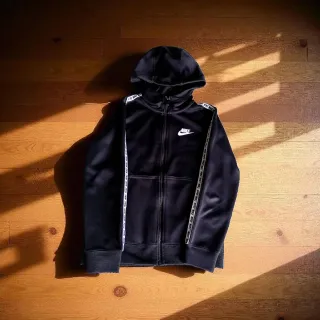 Felpa Nike con cappuccio e zip nera.Senza difetti