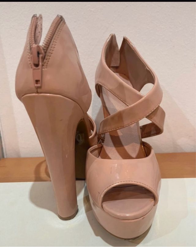 Zapatos de tacón beige peep toe