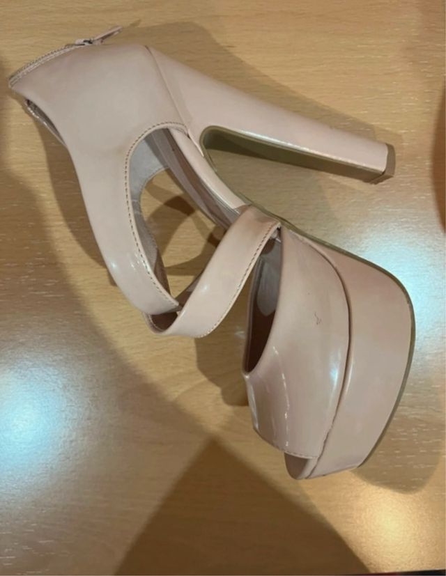 Zapatos de tacón beige peep toe