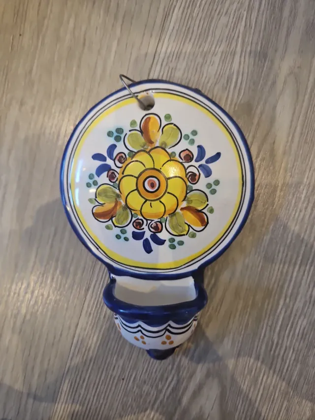 Benditera de cerámica pintada a mano