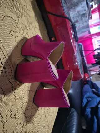 Sandalias de tacón rosa y morado