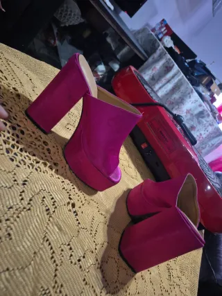 Sandalias de tacón rosa y morado