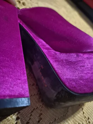 Sandalias de tacón rosa y morado