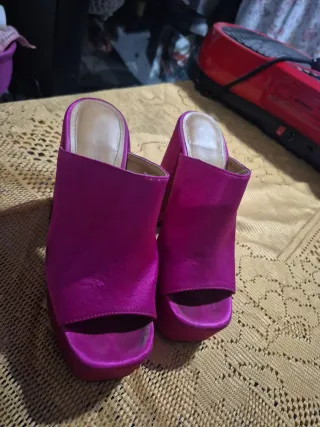Sandalias de tacón rosa y morado