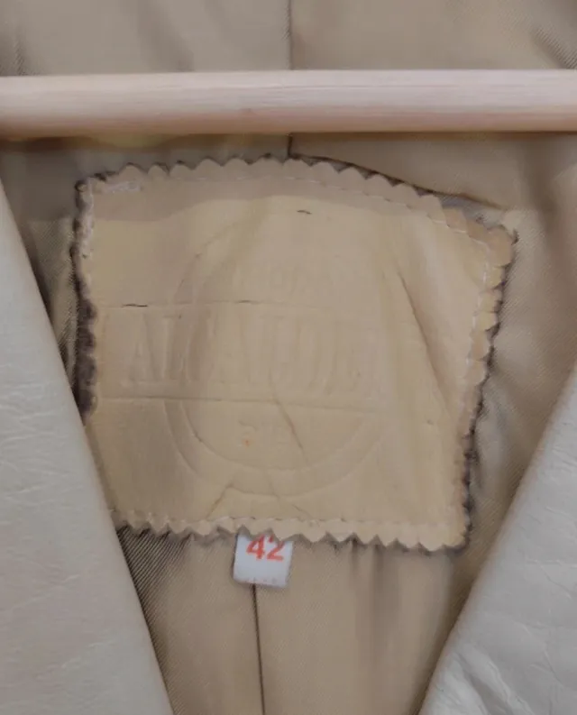 Chaqueta de cuero beige