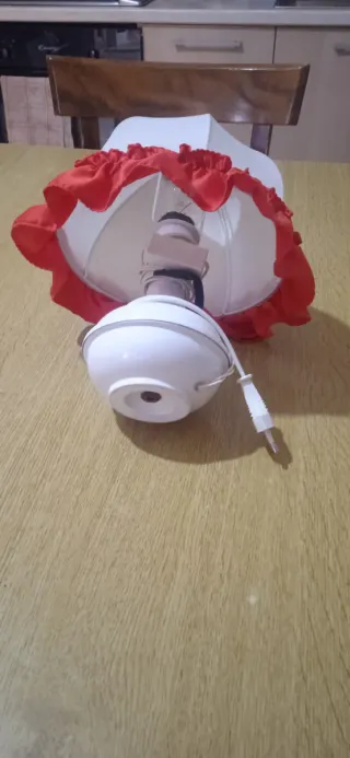 Lampada da tavolo con paralume rosso