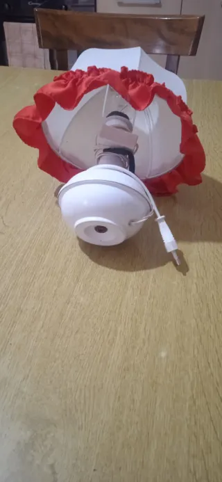 Lampada da tavolo con paralume rosso