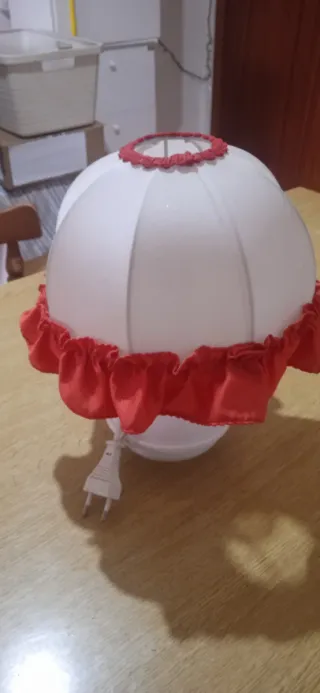 Lampada da tavolo con paralume rosso