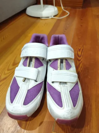 Zapatillas spinning blancas y moradas