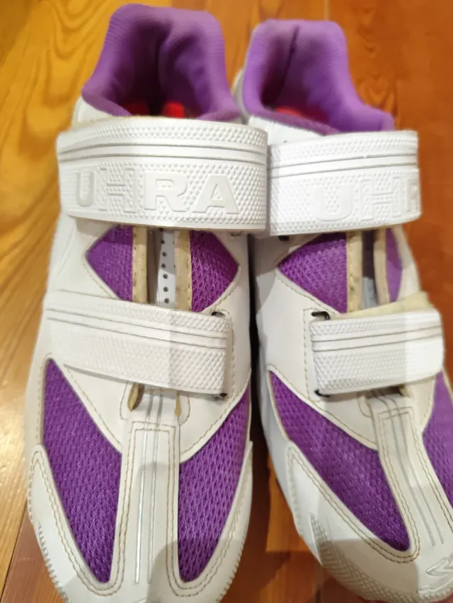 Zapatillas spinning blancas y moradas