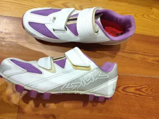 Zapatillas spinning blancas y moradas