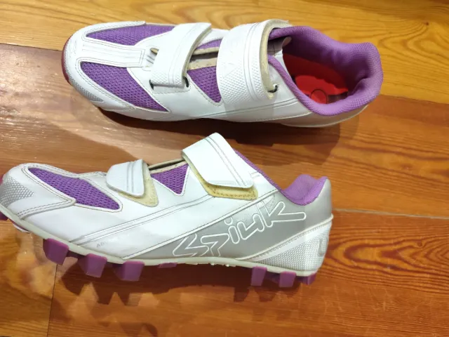 Zapatillas spinning blancas y moradas