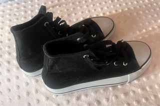 Zapatillas negras estilo Converse