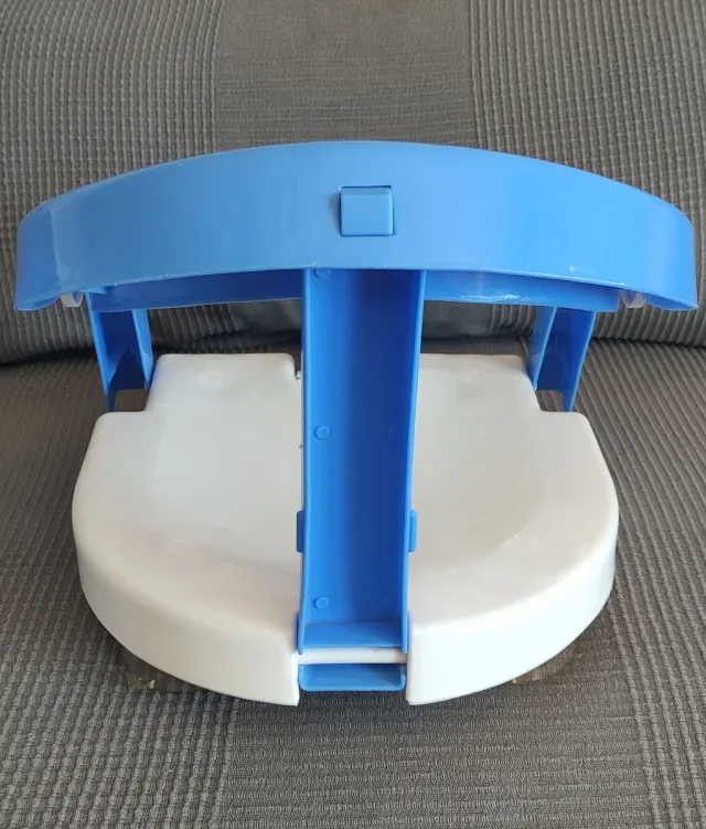 Silla de bebé azul y blanca
