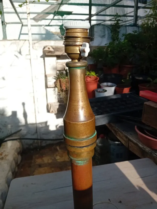 Lámpara antigua artesanal de madera y metal