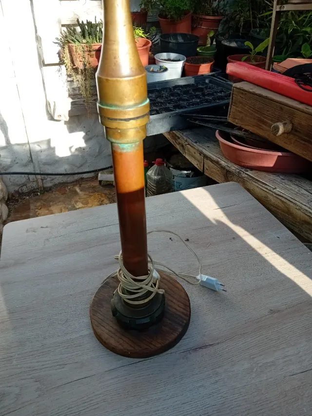 Lámpara antigua artesanal de madera y metal