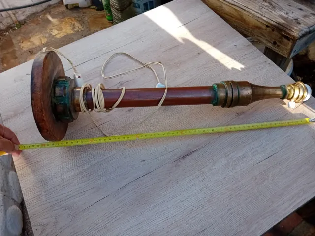 Lámpara antigua artesanal de madera y metal