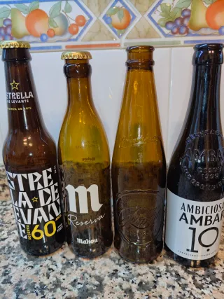 Confezione da 4 bottiglie di birra Estrella Mahou Ambar