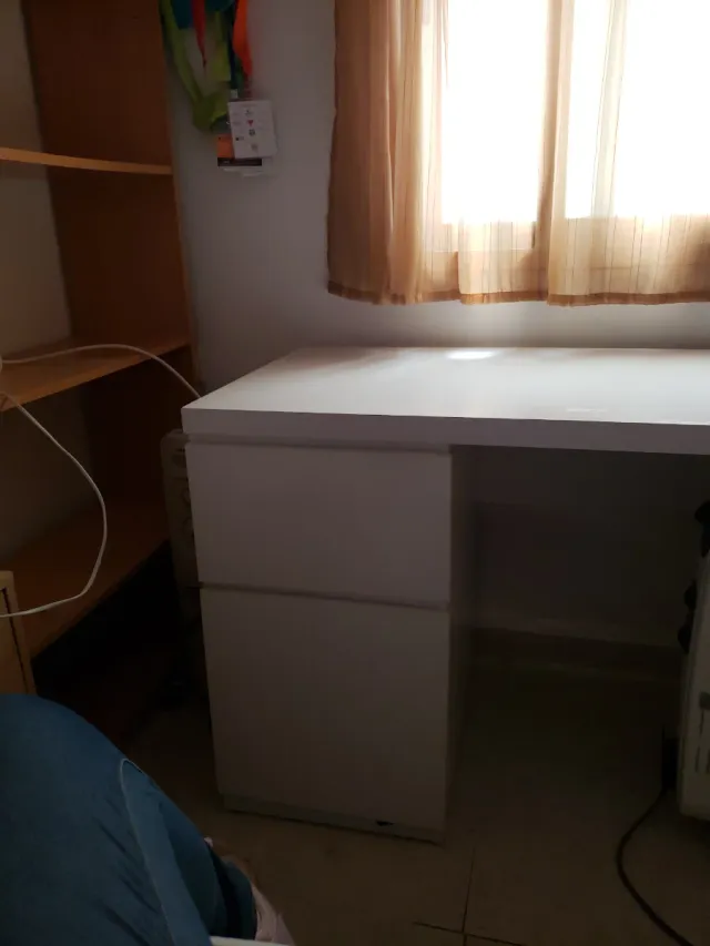 Escritorio blanco. En Granada