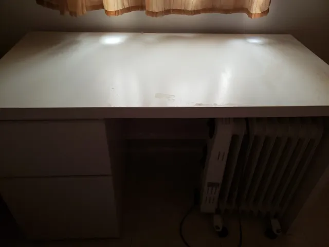 Escritorio blanco. En Granada