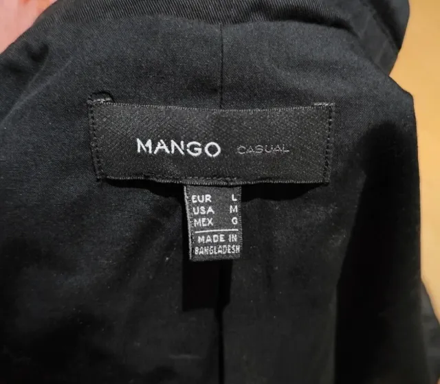 Gabardina negra con ribete blanco