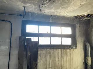 Ventana antigua madera y cristal grande