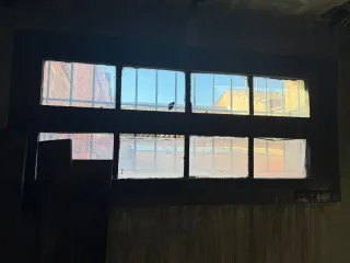 Ventana antigua madera y cristal grande