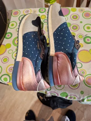 Zapatillas mujer beige y azul