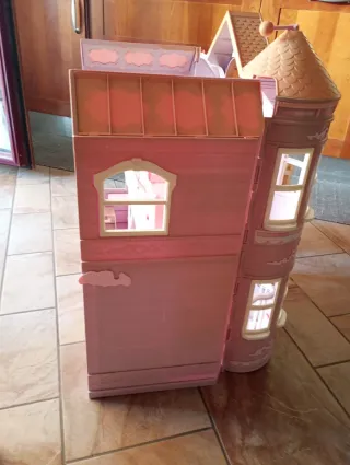 Casa delle bambole rosa e viola