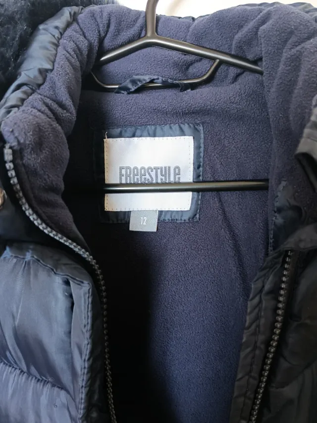 Chamarra azul marino con cinturón